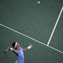 A Rafael Nadalt legyőző Juan Martin Del Potro szervál a tenisz férfi egyes elődöntőjében