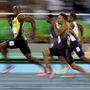 Bolt tegnapi győzelméről nagyjából ezer kép készült fotóügynökségenként, de mindegyik közül talán ez a kép a legkifejezőbb: Bolt mosolyogva néz hátra a minden erejükből feszítve küzdő mezőnyre
