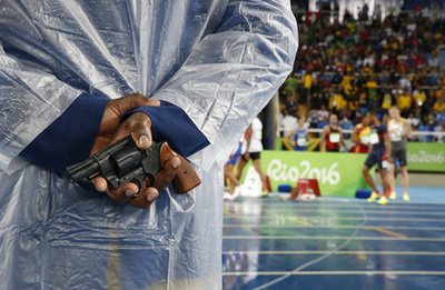 David Katoatau két évvel ezelőtt a Nemzetközösségi Játékokon lett ismert, amikor a 105 kilója ellenére óvódásnak kinéző súlyemelő túlmozgásos tánccal ünnepelte az érmét. Azóta nagyjából úgy is maradt, táncolt az olimpia faluban a kiribati zászló felhúzásakor az olimpia faluban, zászlóvivőként a megnyitón, és most a súlyemelő versenye végén is.