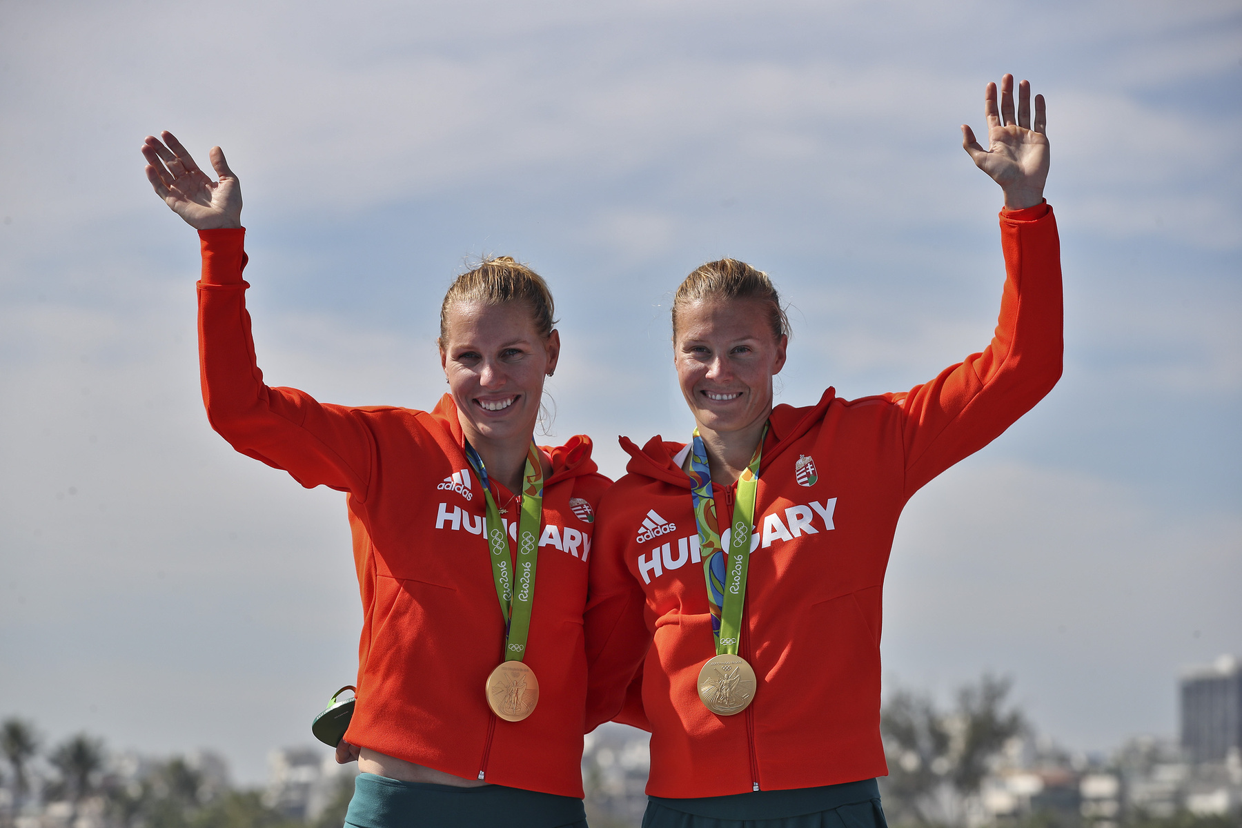 Szabó Gabriella (b) mutatja Kozák Danutával közösen a női kajak párosok 500 méteres versenyében szerzett aranyérmét Szász Emese olimpiai bajnok vívónak