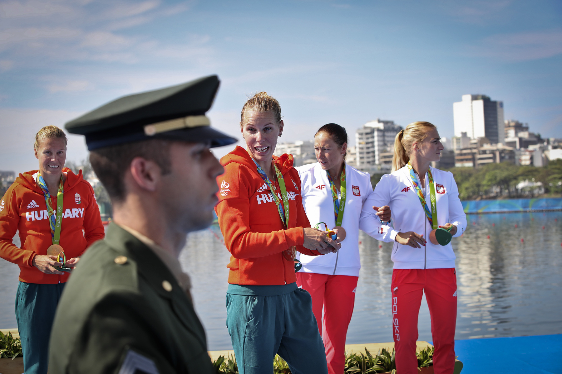 Szabó Gabriella (b) mutatja Kozák Danutával közösen a női kajak párosok 500 méteres versenyében szerzett aranyérmét Szász Emese olimpiai bajnok vívónak
