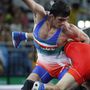 Az iráni Haszan Jazdanicsarati (kékben) és az orosz Anyuar Gedujev a Rio de Janeiró-i nyári olimpia férfi szabadfogású birkózók 74 kilogrammos súlycsoportja versenyének döntõjében.