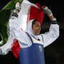 Az iráni Kimia Alizade Zenurin ünnepel miután legyõzte a svéd Nikita Glasnovicot a Rio de Janeiró-i nyári olimpia nõi tekvondo 57 kilogrammos súlycsoportjának a bronzéremért vívott mérkõzésén.