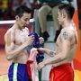 A győztes malajziai Chong Wei (b) és a kínai Tan Lin mezt cserél a Rio de Janeiró-i nyári olimpia férfi tollaslabda elődöntője után.