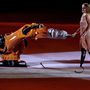 Az amerikai paralimpikon Amy Purdyl egy több mint 1500 kilós és két méter magas ipari robottal táncolt, amivel azt szimbolizálták, hogy a  fogyatékkal élő életében is fontos a technikai fejlődés.