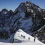 Téli alpesi hegymászótanfolyam résztvevõi haladnak lefelé a Zöld-tavi csúcsról a Magas-Tátrában 