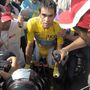 2010. július 24.
A címvédõ Alberto Contadort-t a pódiumhoz kísérik a 97. Tour de France körverseny utolsó elõtti 19. szakaszának a Bordeaux és Pauillac közötti 52 kilométeres egyéni idõfutamnak a végén. A szakaszon Contador megõrizte vezetõ helyét az összetettben. 