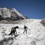 Lovas halad egy gleccseren 3550 méteres magasságban.