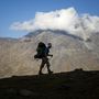 Terék Nándor hegymászó halad 32 kilogrammos hátizsákjávall a Kazbek hegy felé.