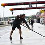 Az esővizet takarítják el a boxutcában a Forma-1-es Magyar Nagydíj időmérő edzése előtt a mogyoródi Hungaroringen 2018. július 28-án.
