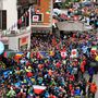 Chamonix völgybe szorult városka, főutcája is ehhez mérten keskeny, így hosszú sorfal között futnak el az UTMB-sek. A francia kisvárosból este hatkor startol el a verseny.