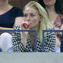 A képen Sophie Turner látható. A Trónok harca színésznője épp a US Open egyik mérkőzését figyeli.