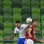 A görög Anasztasziosz Donisz (b) és Bese Barnabás a labdarúgó Nemzetek Ligájában játszott Magyarország - Görögország mérkőzésen.