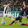 Christiano Ronaldo csele Gabriel Paulista, a Valencia játékosával szemben