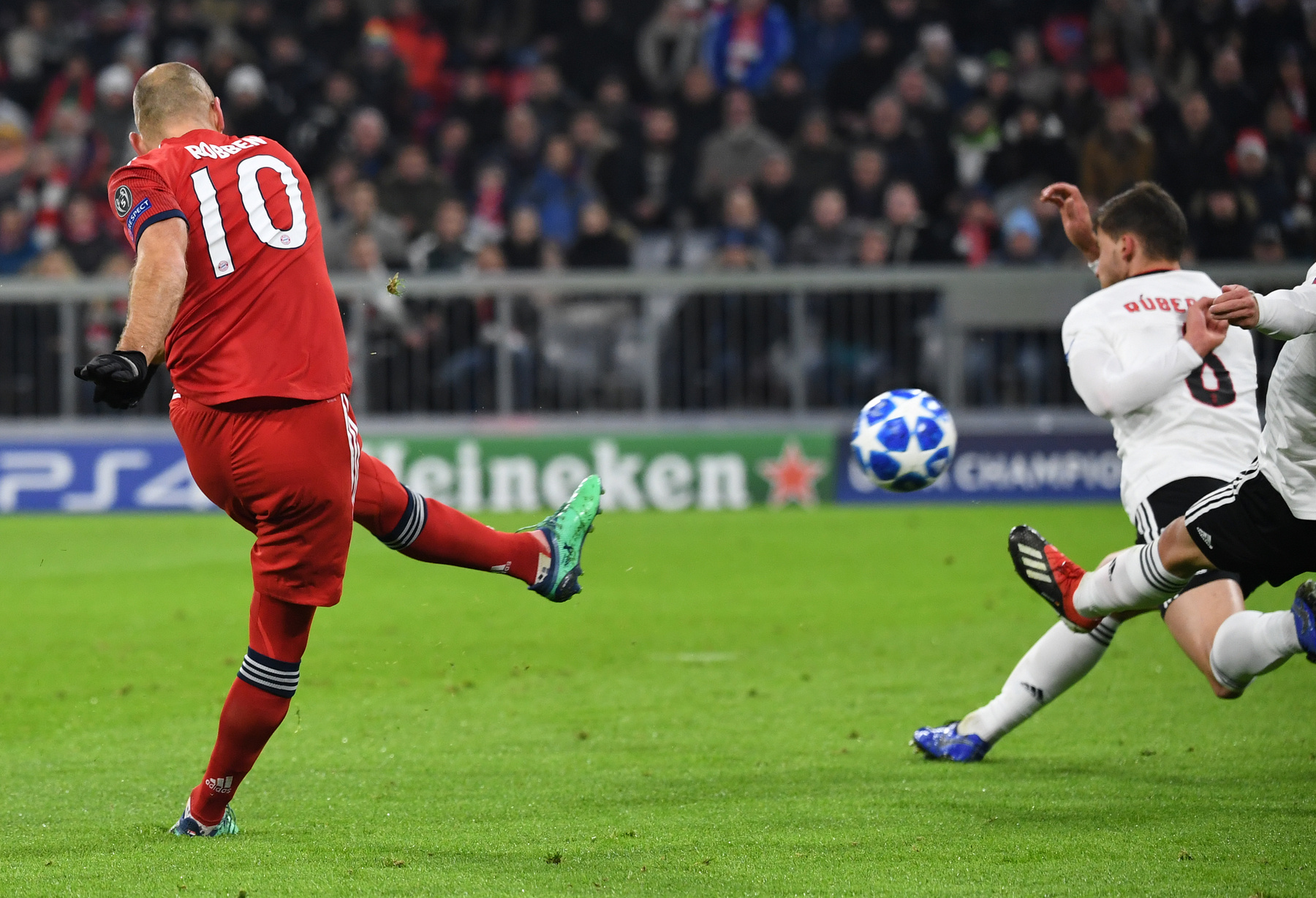 Marouane Fellaini ünnepli gólját Mourinho-val