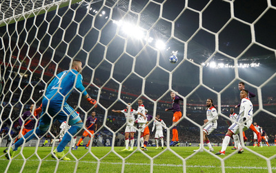 Marouane Fellaini ünnepli gólját Mourinho-val