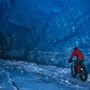 Befagyott tavakon és jégbarlangokon keresztül lehet -12 fokban biciklizni.