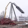 Munkagép elvágja az utolsó lámpatartó oszlopot a kispesti Bozsik József Stadion bontásán