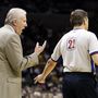 Popovic magyaráz Bill Spooner játékvezetőnek a Spurs-Nuggets mérkőzésen 2005. április 24-én a texasi San Antonióban