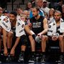 Boris Diaw (33), Tim Duncan (21), Manu Ginobili (20), Tony Parker (9) és Tiago Splitter (22) a San Antonio Spurs játékosai 2015-ben Denverben
