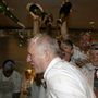 2003. június 15-én a csapat már az NBA-győzelmet ünnepelte, Popovich fürdik a pezsgőben