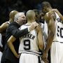 Gregg Popovich, Tony Parkerrel (9) és a Spurs játékosaival 2003-ban az NBA döntőjének szünetében