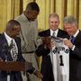 1999. szeptember 7-én Bill Clintonnál a Fehér Házban (b: David Robinson, Avery Johnson), miután a Spurs megnyerte az NBA-t 