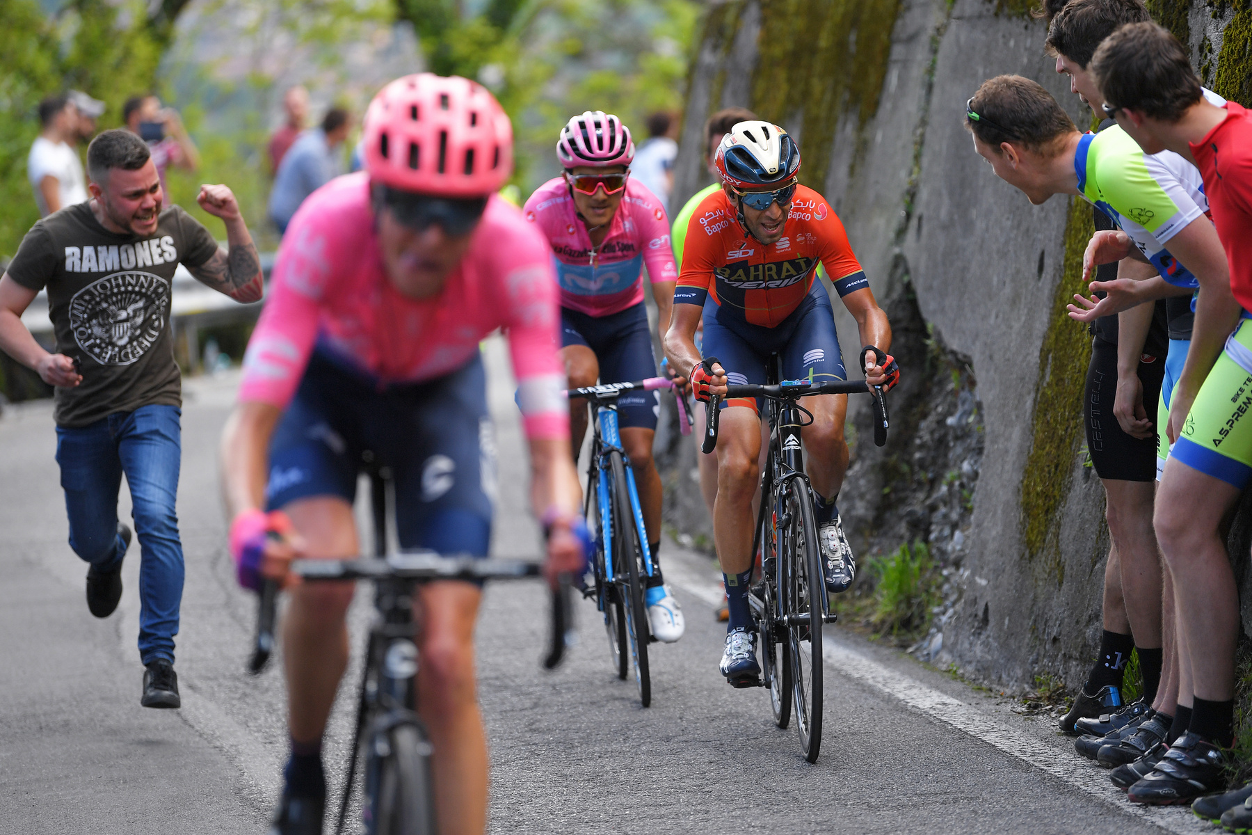 Dario Cataldo ünnepli győzelmét a 102. Giro d'Italia comoi befutójában 2019. május 26-án