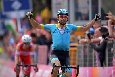 Dario Cataldo ünnepli győzelmét a 102. Giro d'Italia comoi befutójában 2019. május 26-án