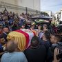 Halottaskocsiba teszik José Antonio Reyes spanyol labdarúgó koporsóját a gyászmise után a Sevilla tartománybeli Utrerában 2019. június 3-án
