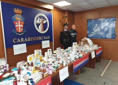 Az olasz csendőrség lefoglalt teljesítményfokozókat és hamisított gyógyszereket mutat be sajtótájékoztatón
