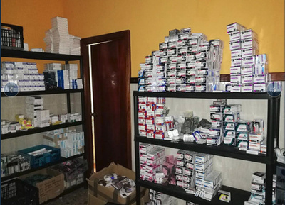 Az olasz csendőrség lefoglalt teljesítményfokozókat és hamisított gyógyszereket mutat be sajtótájékoztatón