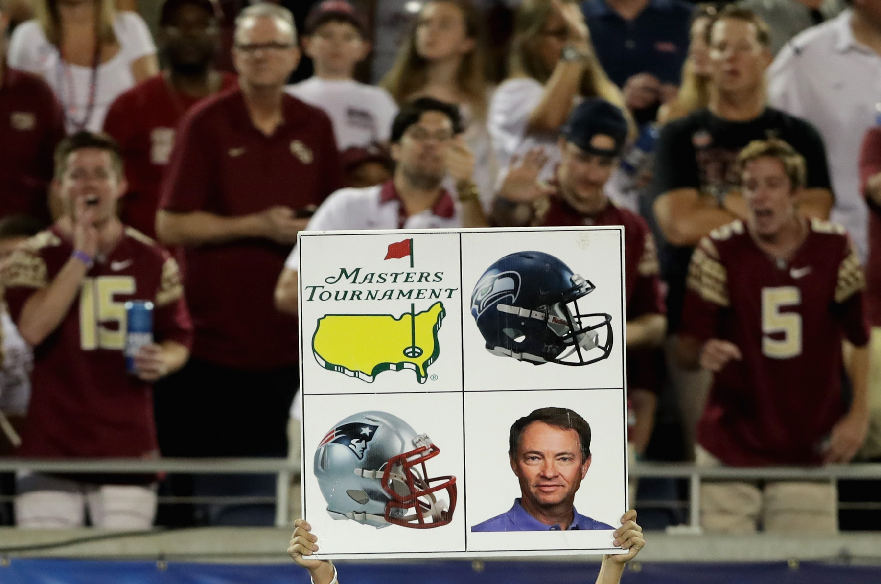 A Florida State Seminoles csapat saját logóját mutatja táblán a játékosok felé – ez valószínűleg egy fixen rögzített játékvariáció kódját jelentheti