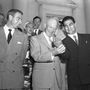 Rocky Marciano öklét vizsgálja Wisenhower elnök, amikor 1953-ban a Fehér Ház fogadást rendezett a nemzet legjobb sportolóinak. Mellettük bal oldalon Joe DiMaggio, a New York Yankees baseball játékosa.