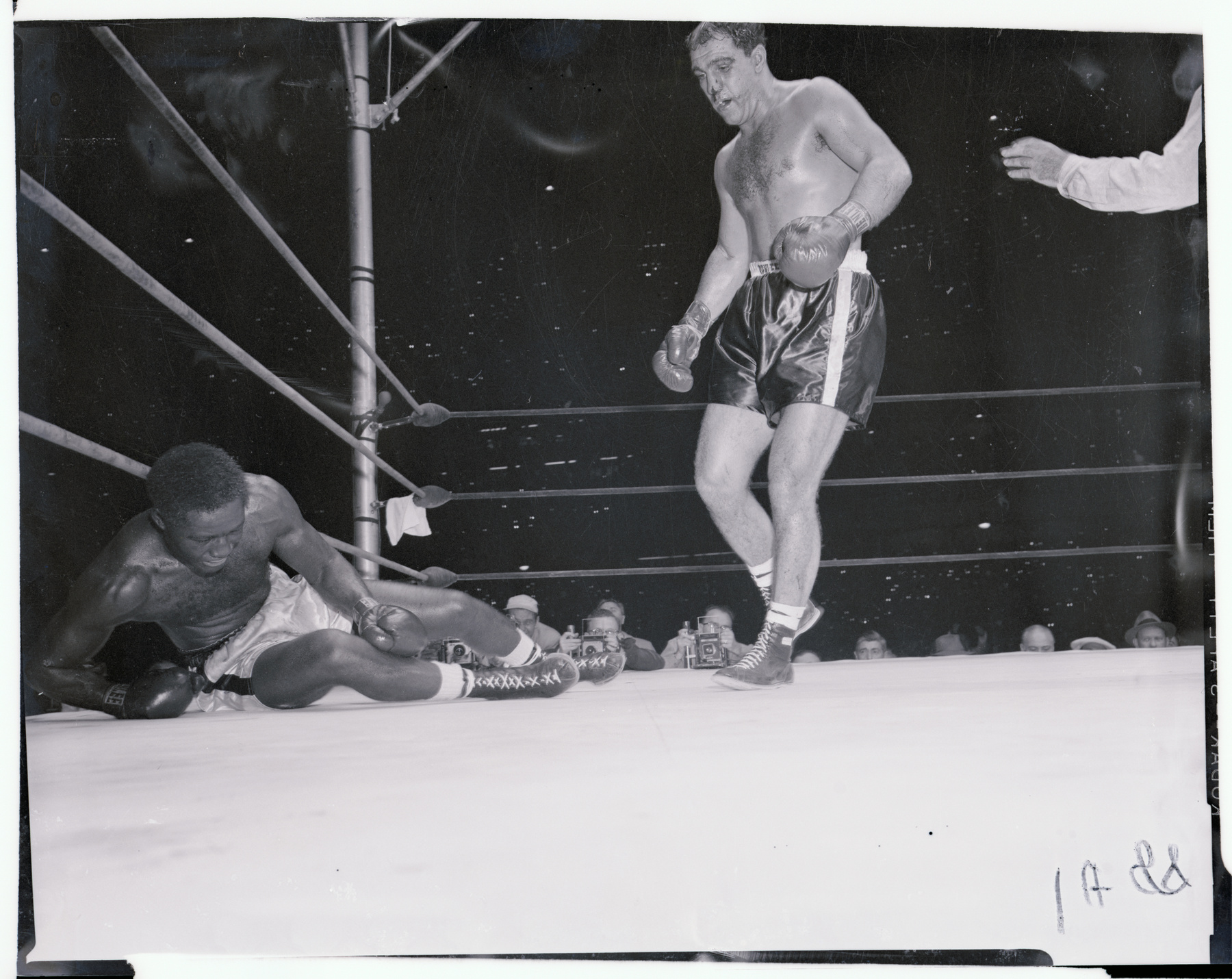 1955 szeptemberében Archie Moore ellen a második menetben Rocky a földre került, rászámoltak, de a kilencedik menetben egy hatalmas ütéssel őt is kivégezte. Hét hónappal később, 1956 áprilisában bejelentette visszavonulását.