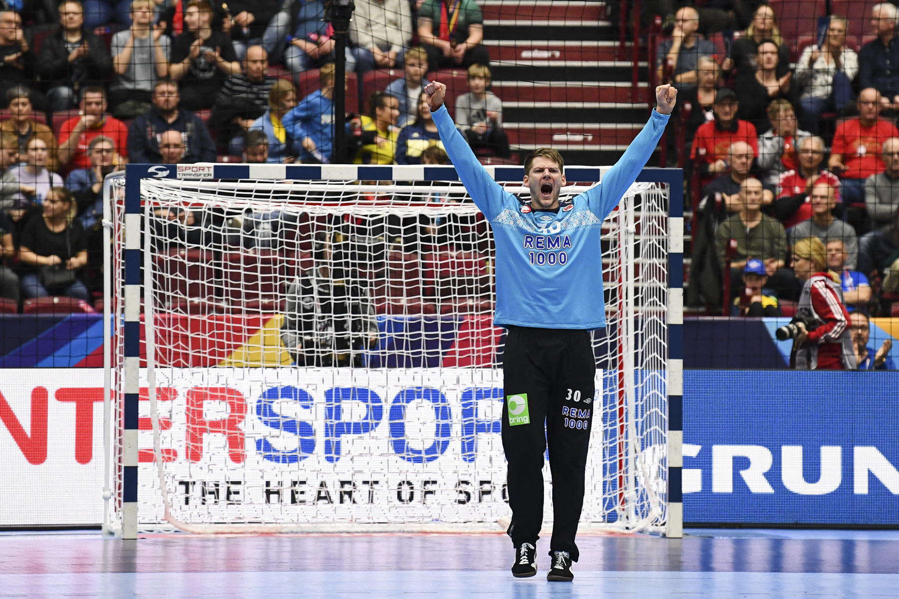 A norvég kapus Torbjorn Bergerud örül a gólnak magyar kézilabda-válogatott ellen