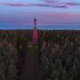 Rózsaszín fénnyel megvilágított kilátó a nagykanizsai Csónakázó-tónál 