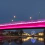 A rózsaszínnel kivilágított Jedlik Ányos híd Győrben