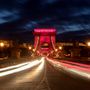 Rózsaszín fénnyel világítják meg a budapesti Lánchidat 