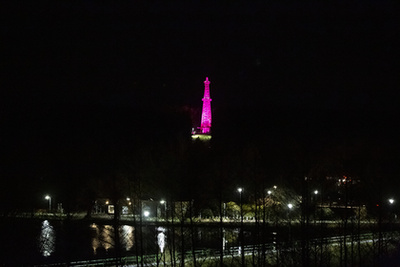 Rózsaszín fénnyel megvilágított budapesti Vajdahunyad vára