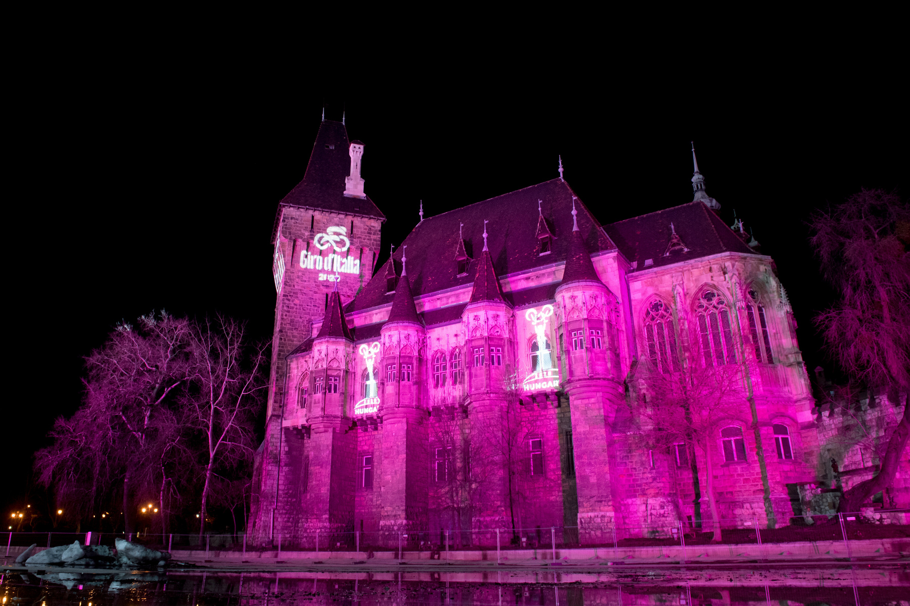 Rózsaszín fénnyel megvilágított budapesti Vajdahunyad vára