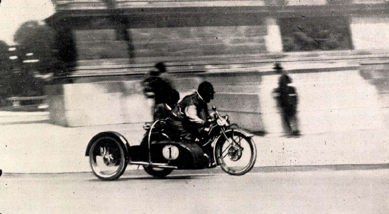 Meggyessy Zoltán (744 ohv. BMW) a milleniumi emlék melletti kanyarban. Meggyesyt csupán oldalkocsigumi
defektje fosztotta meg a majdnem biztos győzelemtől. Forrás: Automobil - Motorsport 1929. július 28. / Arcanum adatbázis