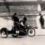 Meggyessy Zoltán (744 ohv. BMW) a milleniumi emlék melletti kanyarban. Meggyesyt csupán oldalkocsigumi
defektje fosztotta meg a majdnem biztos győzelemtől. Forrás: Automobil - Motorsport 1929. július 28. / Arcanum adatbázis