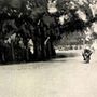 „Vollgáz!” A BSE Grand Prix versenyzőinek egy csoportja a híd utáni kanyarban a Stefánia-úton. Forrás: Automobil - Motorsport 1929. július 28. / Arcanum adatbázis