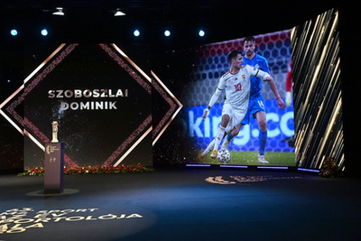 Szoboszlai Dominik válogatott labdarúgónak az év sportolójának képe a kivetítőn 
