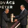 Ballai Attila a Mediaworks sportfőigazgatója (b) átadja a férfi Kézisek kézise díjat Kovács Péternek 