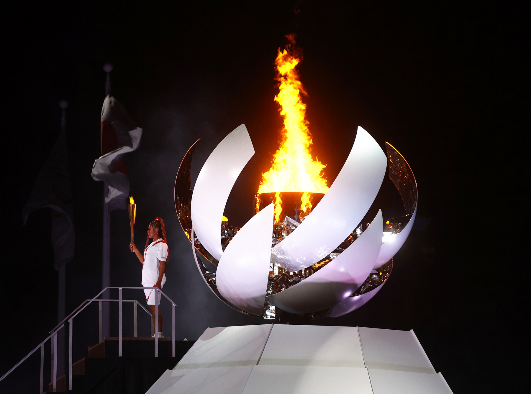 Az olimpiai lángot Oszaka Naomi gyújtotta meg.