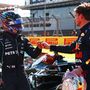 A győztes Max Verstappen és a második helyen végző Lewis Hamilton Silverstone-ban 2021-ben