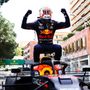 A futamgyőztes Max Verstappen ünnepel Monacóban 2021-ben