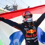 A futamgyőztes Max Verstappen ünnepel a Holland Nagydíjon 2021-ben